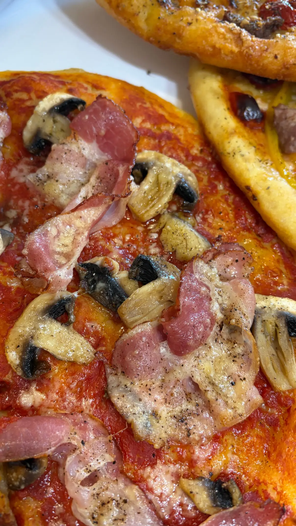 Focaccia pugliese con pomodoro, funghi e prosciutto, appena uscita dal forno