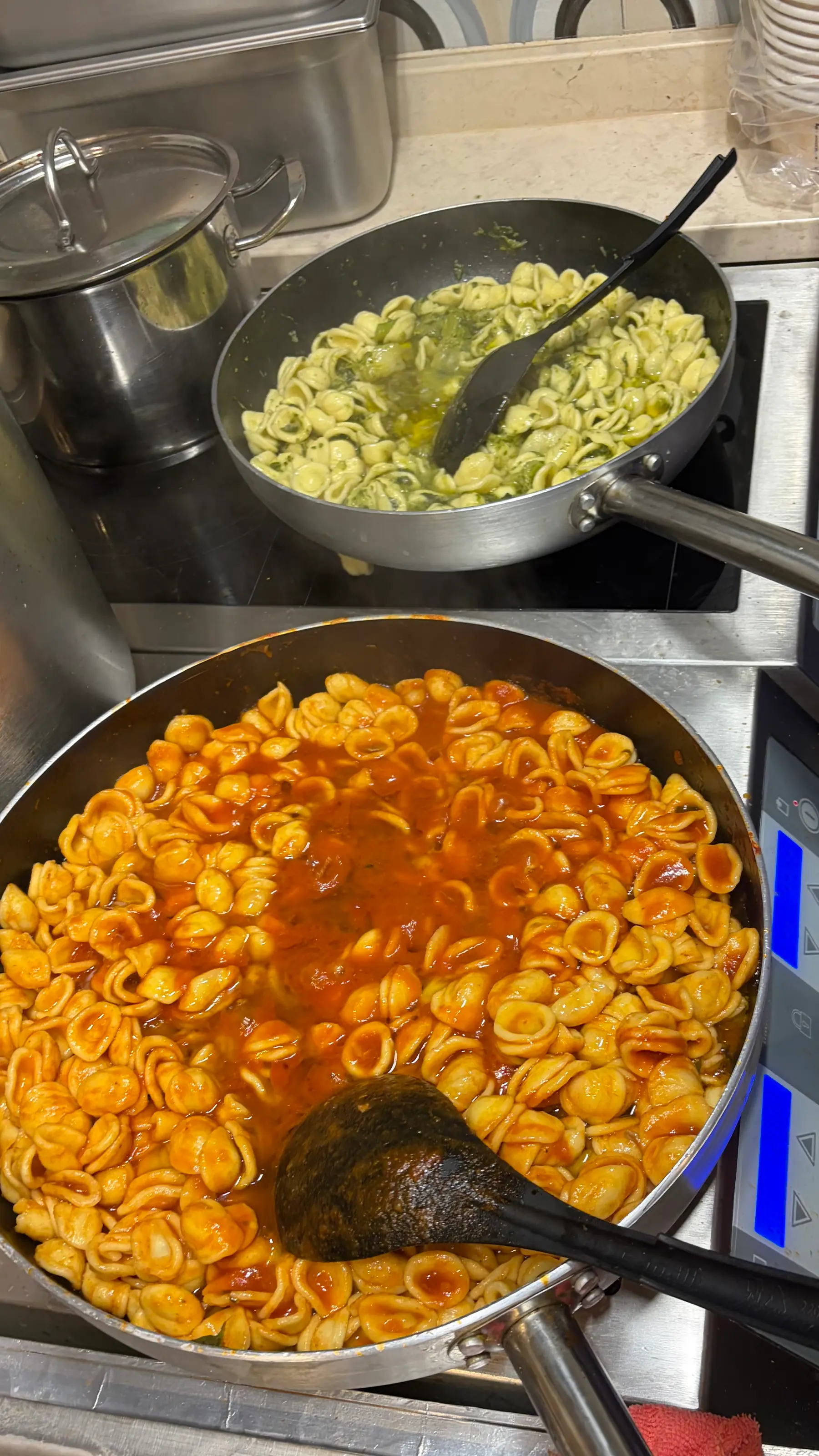 Orecchiette al sugo e con cime di rapa saltate in padella nella cucina di Civico 88